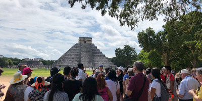 Foto de Participantes del Tifloencuentro frente a la pirámide de chichén Itzá