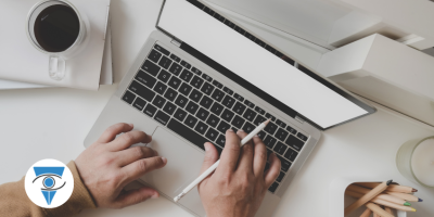 computadora con manos sobre el teclado