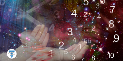 manos con números alrededor