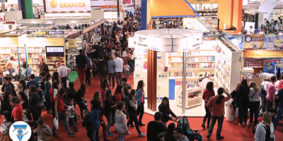 foto de gente caminando por la feria del libro