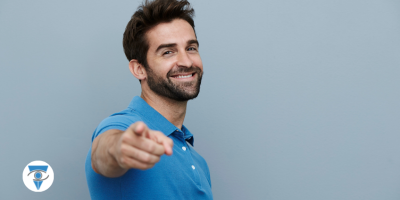 una persona señalando con su dedo indice