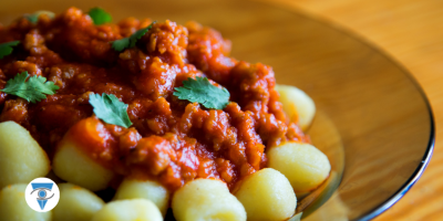 Plato de ñoquis con salsa.