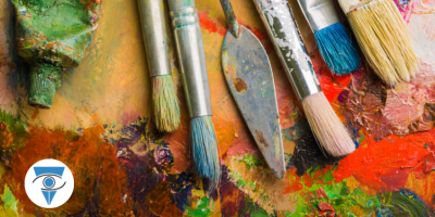 Foto de pinceles y pinturas.