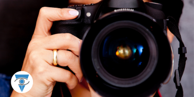 Foto de una mano sosteniendo una cámara de fotos