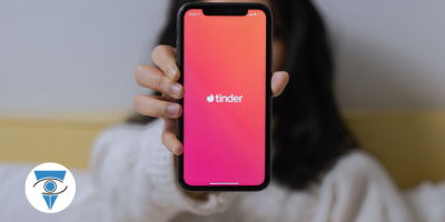 Imagen de un celular con la aplicación Tinder  en la pantalla