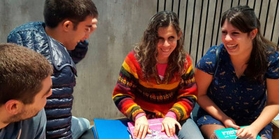 Grupo de personas leyendo los libros Braille del stand del Ministerio.