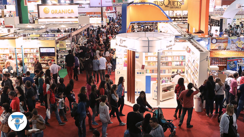 foto de gente caminando por la feria del libro