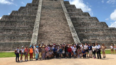 Foto de Participantes del Tifloencuentro frente a la pirámide de chichén Itzá